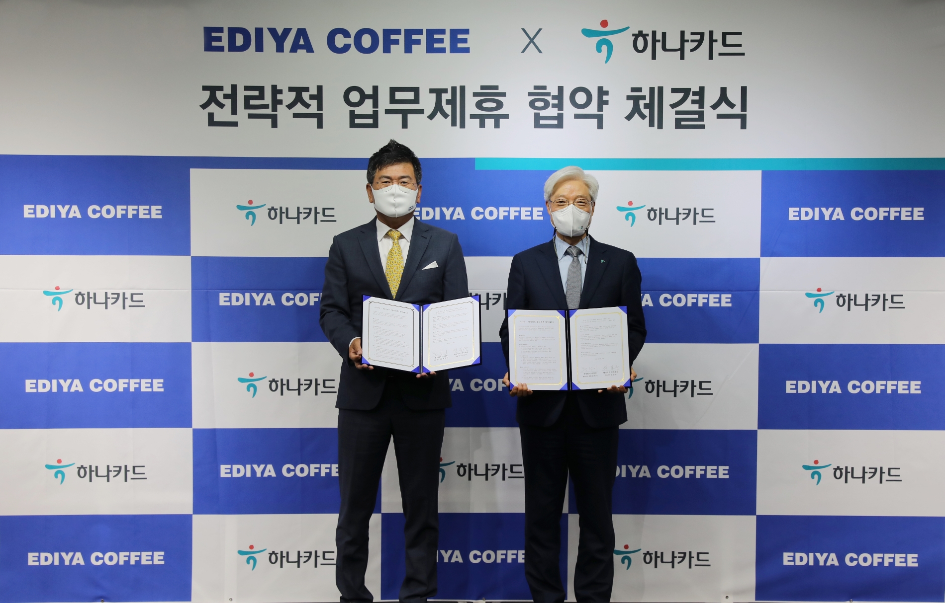 권길주 하나카드 대표(오른쪽)와 문창기 이디야커피 회장(왼쪽)이 지난 10일 전략적 업무협약을 체결했다. /사진제공=하나카드