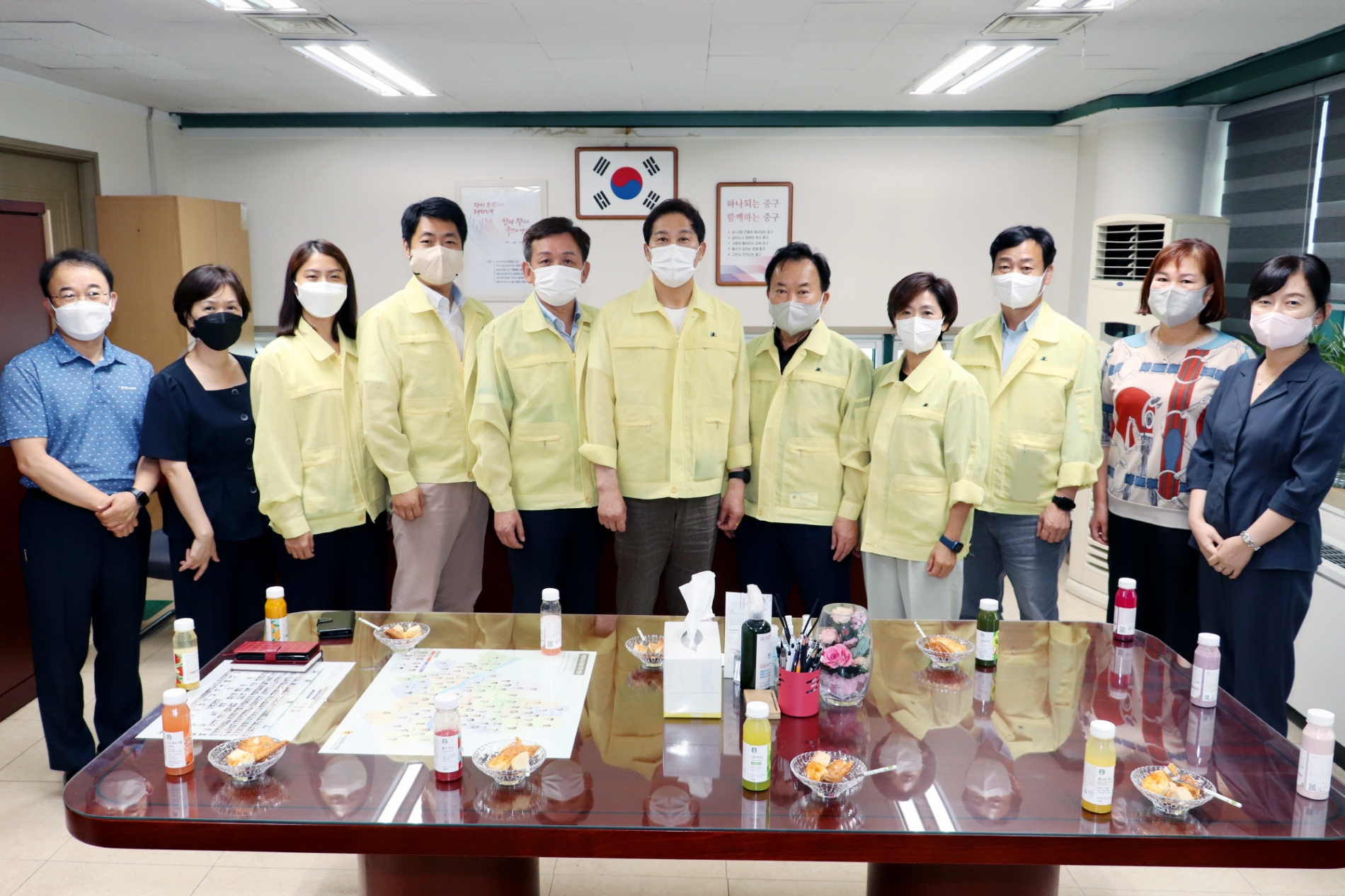 길기영 의장(가운데)을 비롯한 의원들이 보건소를 찾아 직원들과 기념 촬영을 하는 모습. 사진제공=서울 중구의회