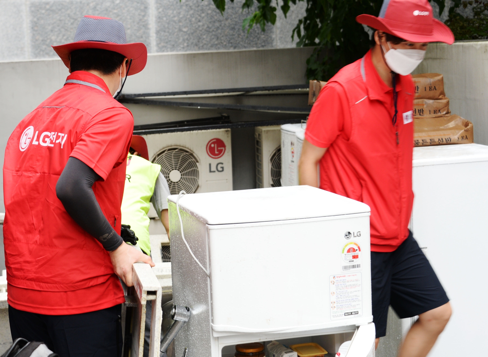 11일 LG전자 서비스 매니저들이 수해로 피해를 입은 가구에 방문해 가전을 수리하고 있다. 사진=LG