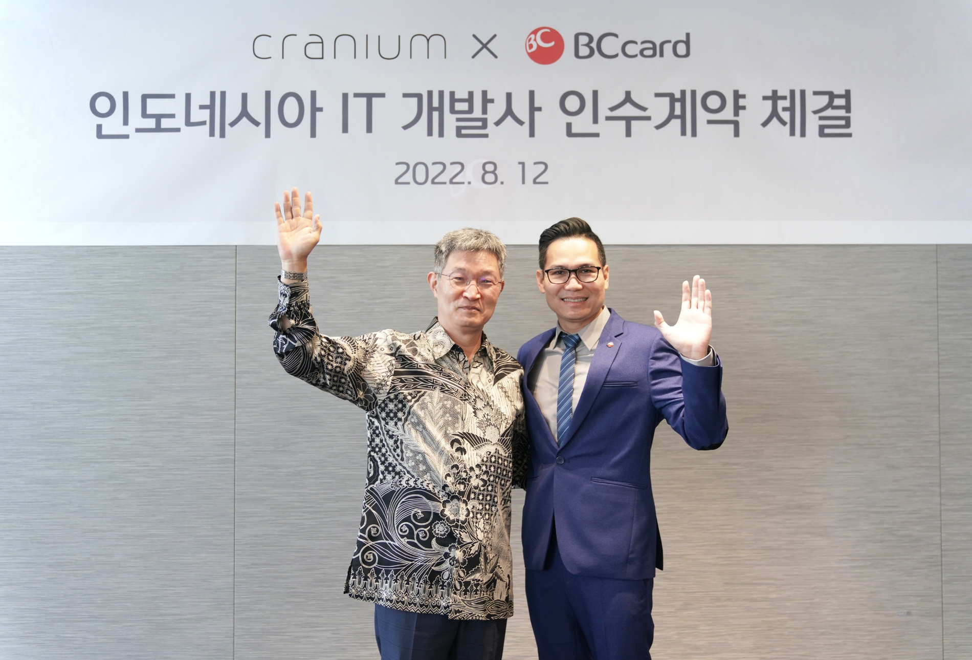 최원석 BC카드 사장(왼쪽)과 윌리엄 킹 크래니움 사장(오른쪽)이 12일 인도네시아 IT개발사 ‘크래니움’ 인수 계약을 체결했다. / 사진제공=BC카드 