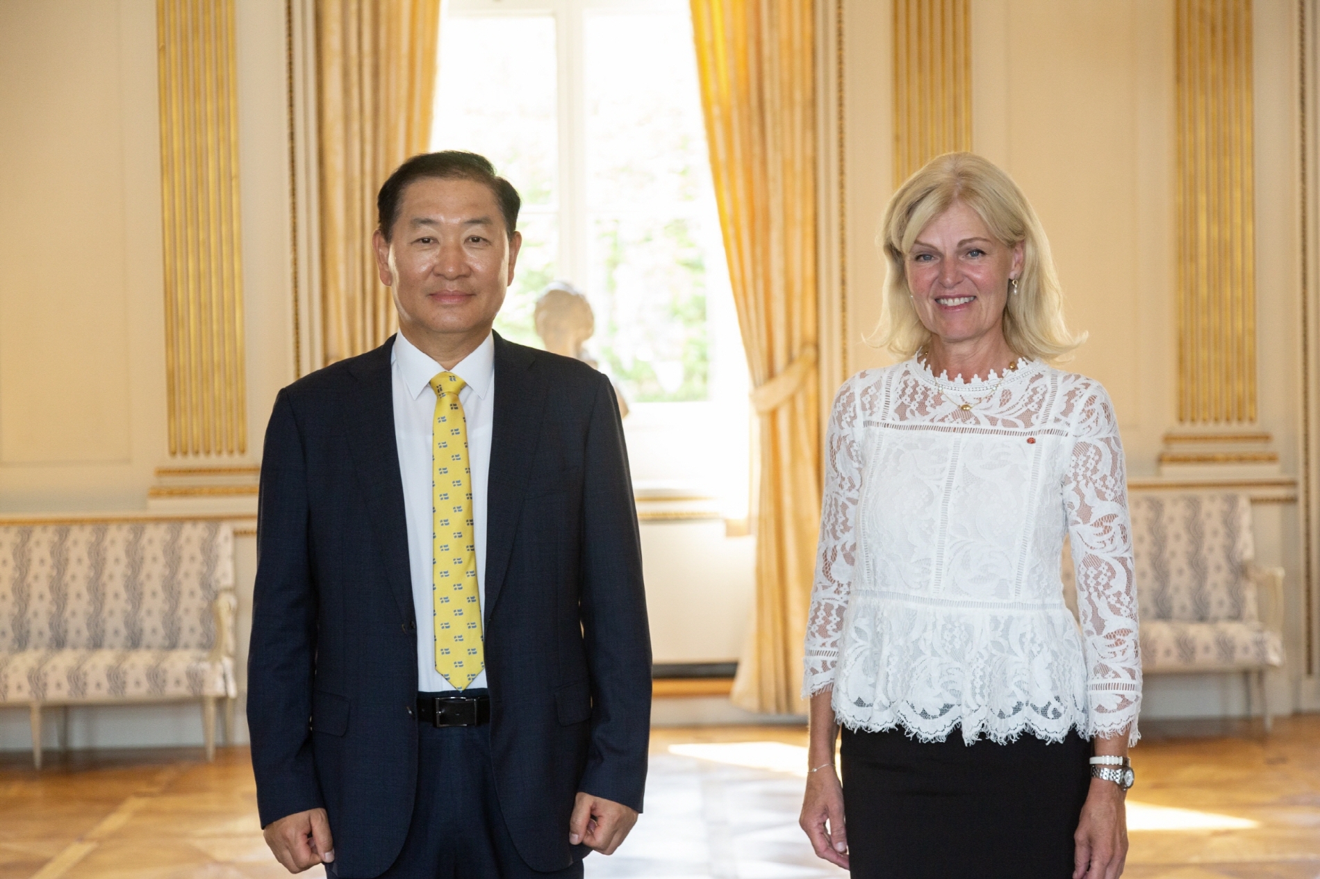 한종희 삼성전자 부회장(DX부문장)(사진 왼쪽)이 15일(현지시간) 스웨덴 스톡홀름에서 안나 할베리 외교부 통상장관과 만나 순환경제, 녹색전환에 대해 논의하는 한편 '2030 부산엑스포' 유치 지지를 요청했다. 사진=삼성전자