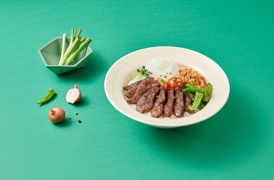 비건 인증 레스토랑 ‘플랜튜드’의 대표 메뉴 ‘플랜트 소이불고기 덮밥’./ 사진제공 = 풀무원