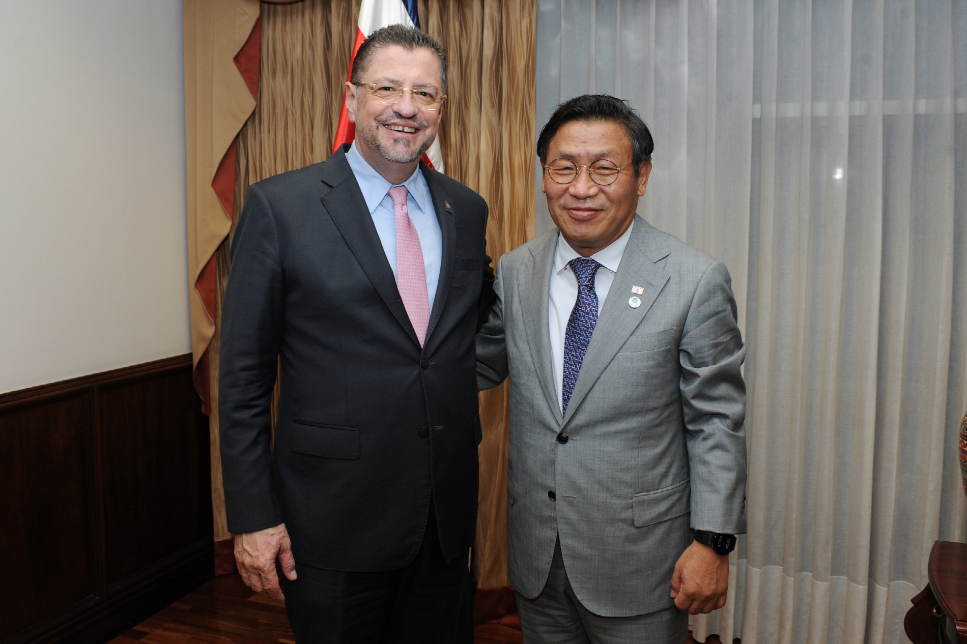 이재승 삼성전자 생활가전사업부 사장(사진 오른쪽)이 17일(현지시간) 코스타리카 수도 산호세에서 로드리고 차베스 대통령을 접견해 삼성전자 활동을 소개하는 한편 2030 부산엑스포 유치 지지를 요청했다. 사진=삼성전자