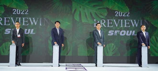 '프리뷰 인 서울 2022' 개막식에서 한준석 패션산업협회 회장. 장영진 산업통상자원부 차관. 이상운 한국섬유산업연합회 회장. 황보연 서울시 경제정책실장. 제공=효성티앤씨.