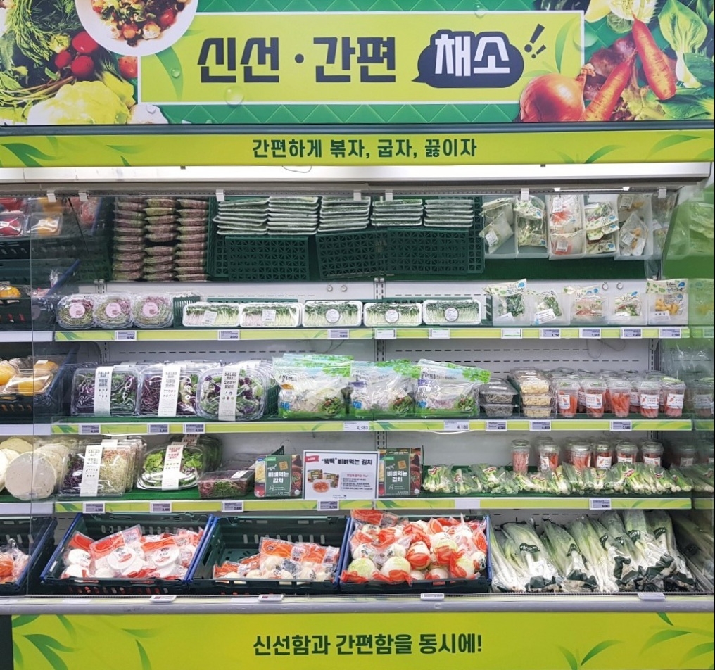 농협은 최근 증가하고 있는 간편식과 캠핑용 농산물 수요 증가에 발맞춰 건강 샐러드 7종과 캠핑용 모둠 버섯 1종 신상품을 출시했다. / 사진제공=농협