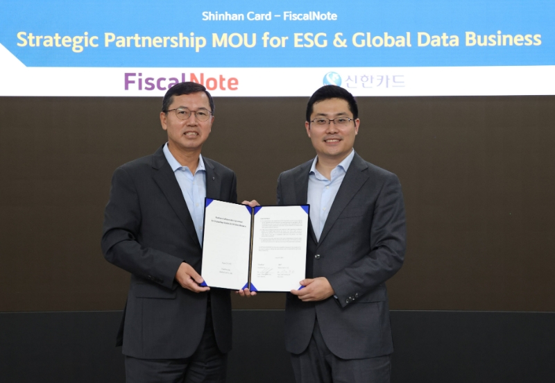 신한카드가 미국 피스컬노트(NYSE:NOTE)와 함께 양사가 보유한 데이터 및 인공지능 역량을 바탕으로 글로벌 데이터 사업을 추진하기 위한 업무협약을 체결했다. 왼쪽부터 임영진 신한카드 대표와 팀 황 피스컬노트 대표가 사진 촬영을 하고 있다. /사진제공=신한카드