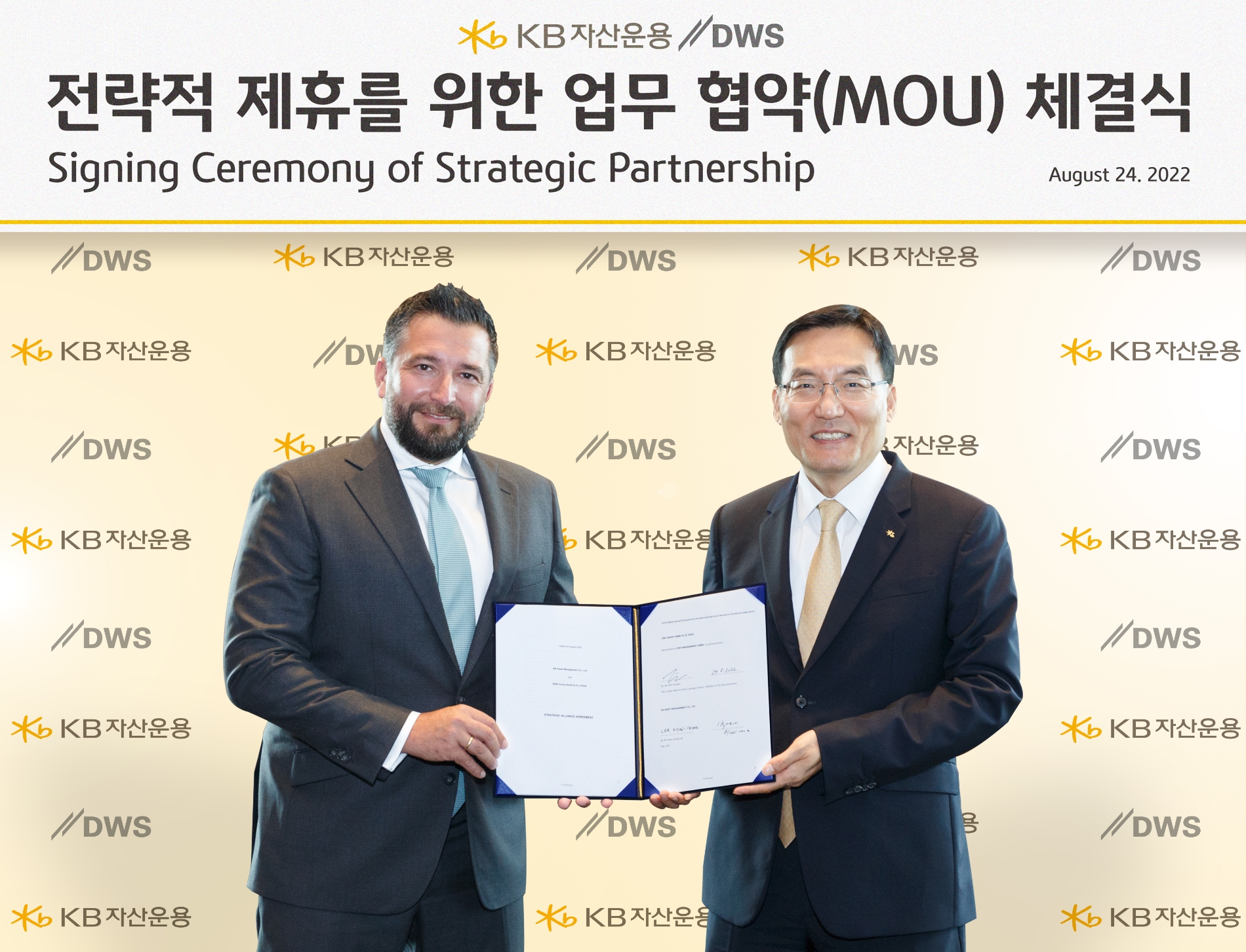 더크 고겐(Dirk Goergen) DWS그룹 글로벌 고객영업 총괄 담당(왼쪽)과 이현승 KB자산운용 대표가 지난 24일 전략적 제휴를 위한 업무협약(MOU)을 체결했다. / 사진제공= KB자산운용(2022.08.25)