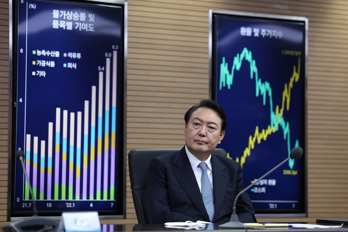 윤석열 대통령이 지난 24일 서울 서초구 aT센터 농산물수급종합상황실에서 제2차 거시금융상황 점검회의를 주재하고 있다./사진=대통령실(2022.08.24)