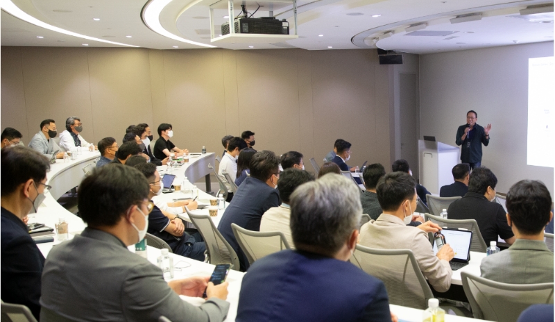 현대카드가 지난 25일 서울 여의도 현대카드 본사에서 '도메인 갤럭시 카운슬(Domain Galaxy Council)'을 개최했다. 정태영 현대카드 부회장이 강단 앞에서 '도메인 갤럭시' 현황을 소개하고 있다. /사진제공=현대카드