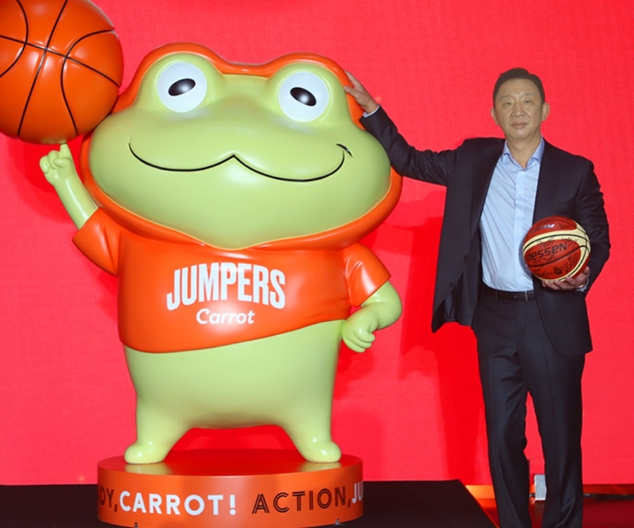 캐롯 마스코트 대길과 데이워스스포츠 대표 허재 대표가 기념촬영을 하고있다./사진제공=캐롯