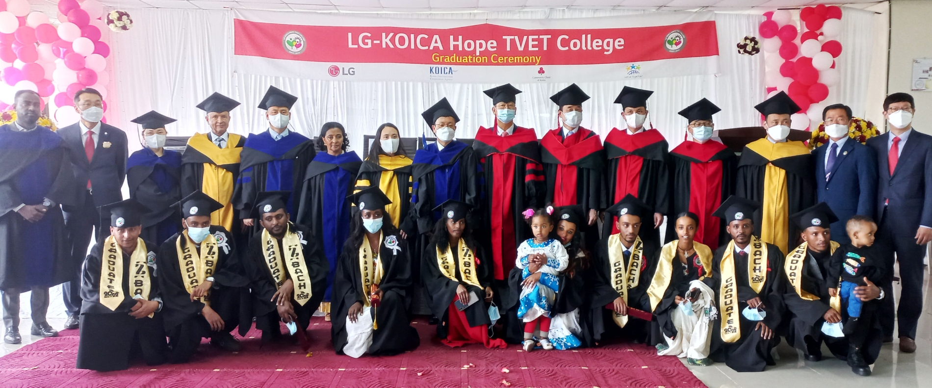 LG전자는 27일(현지시간) 에티오피아 수도 아디스아바바에서 열린 ‘제6회 LG-KOICA 희망직업훈련학교 졸업식’에 참석한 주요인사들이 졸업생들을 축하하고 있다. 사진=LG전자