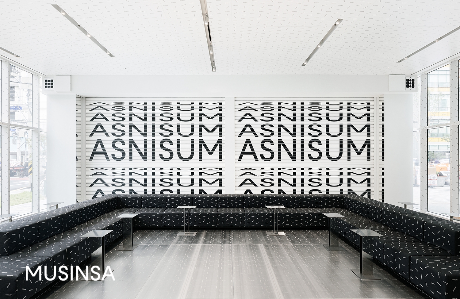 무신사가 그간 독립적으로 운영한 29CM, 스타일쉐어 임직원과 처음으로 한 공간에 모여 실질적 통합 시너지 창출을 위해 노력한다. 사진은 무신사 카페 '아즈니섬' 모습이다./사진제공=무신사