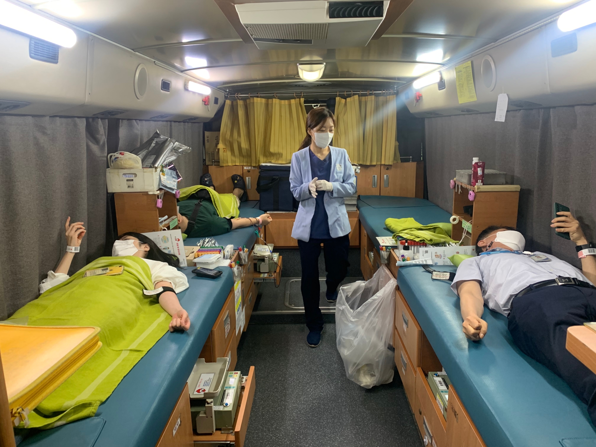 한국지역정보개발원 임직원들이 30일 ‘사랑의 헌혈행사’에서 헌혈을 하는 모습. /사진제공=한국지역정보개발원