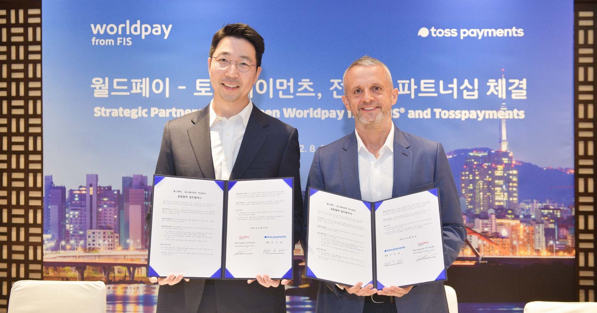 김민표 토스페이먼츠 대표(왼쪽)와 필 폼포드 FIS 월드페이 아시아 총괄(오른쪽)이 30일 전략적 파트너십을 체결했다. /사진제공=토스페이먼츠