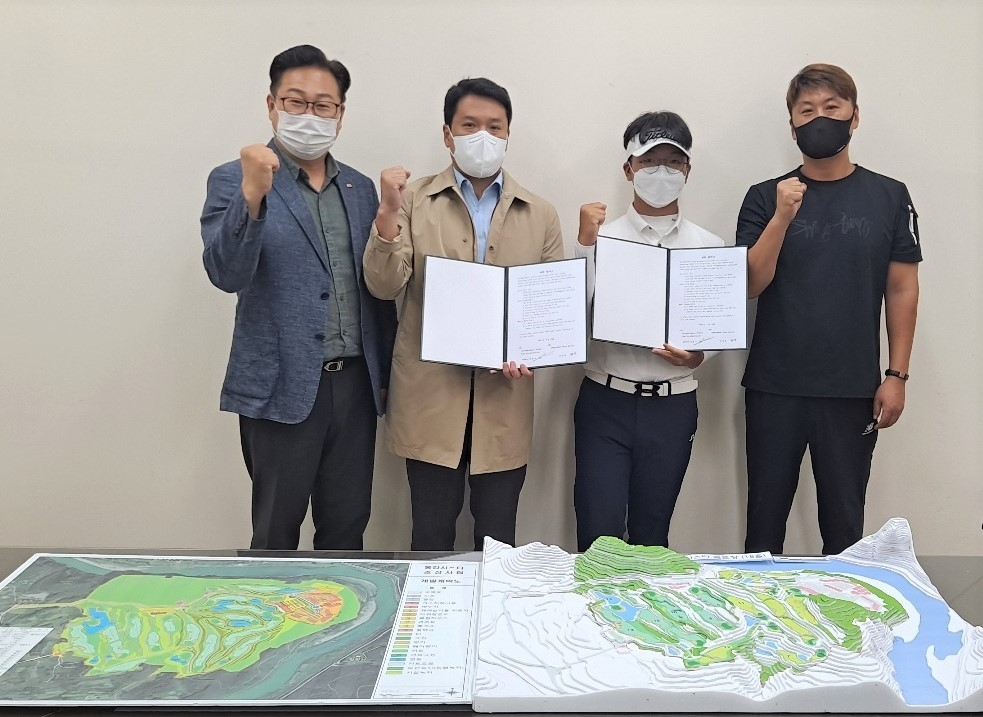 탑스텐 동강시스타 정환오 대표(왼쪽에서 두번째)가 김대훈 선수(세번째)와 지원 제휴협약을 맺고 기념촬영하는 모습. 사진제공=SM그룹