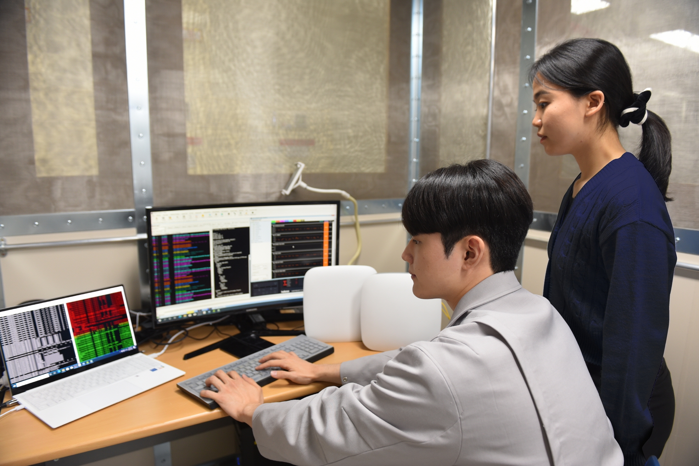 삼성전자 임직원들이 이음5G 전용 장비의 성능을 검증하고 있다. 사진=삼성전자