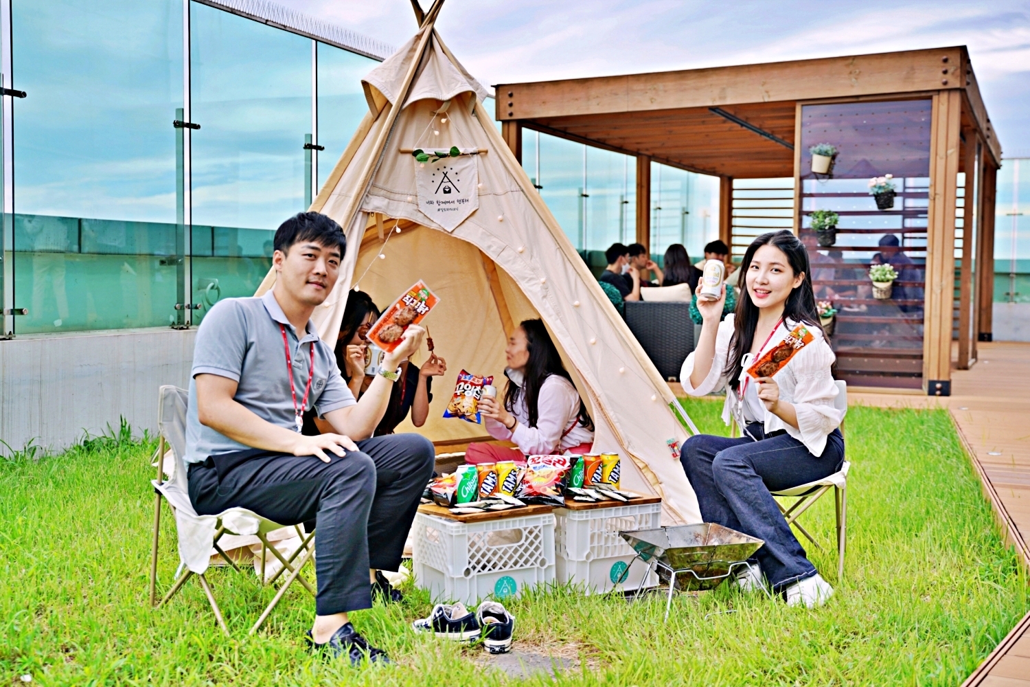 롯데제과 양평빌딩에서 진행 된 오피스어택 ‘오늘 간식은 꾸맥이닭’ 이벤트./ 사진제공 = 롯데제과