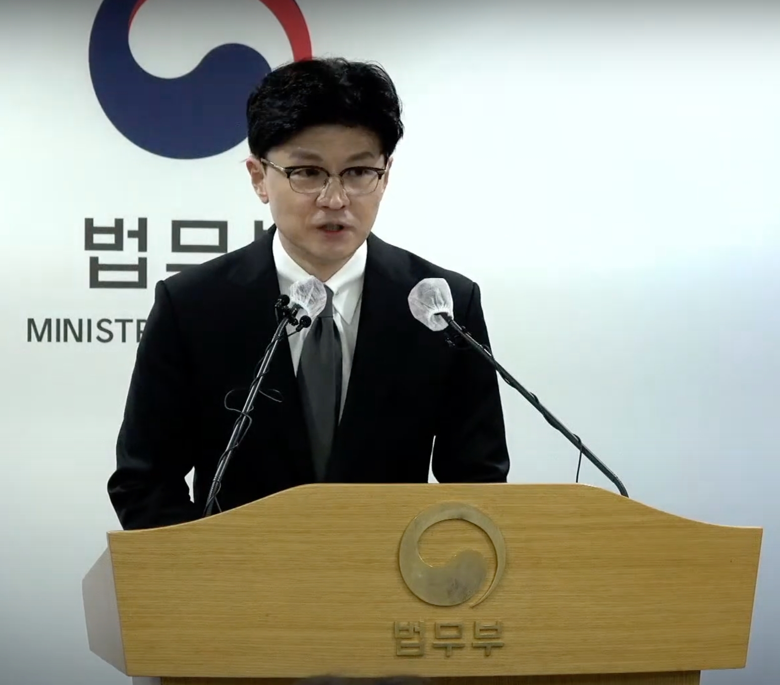 한동훈 법무부 장관이 31일 론스타 국제투자분쟁(ISDS) 사건 판정 선고와 관련 브리핑하고 있다. /자료제공=법TV