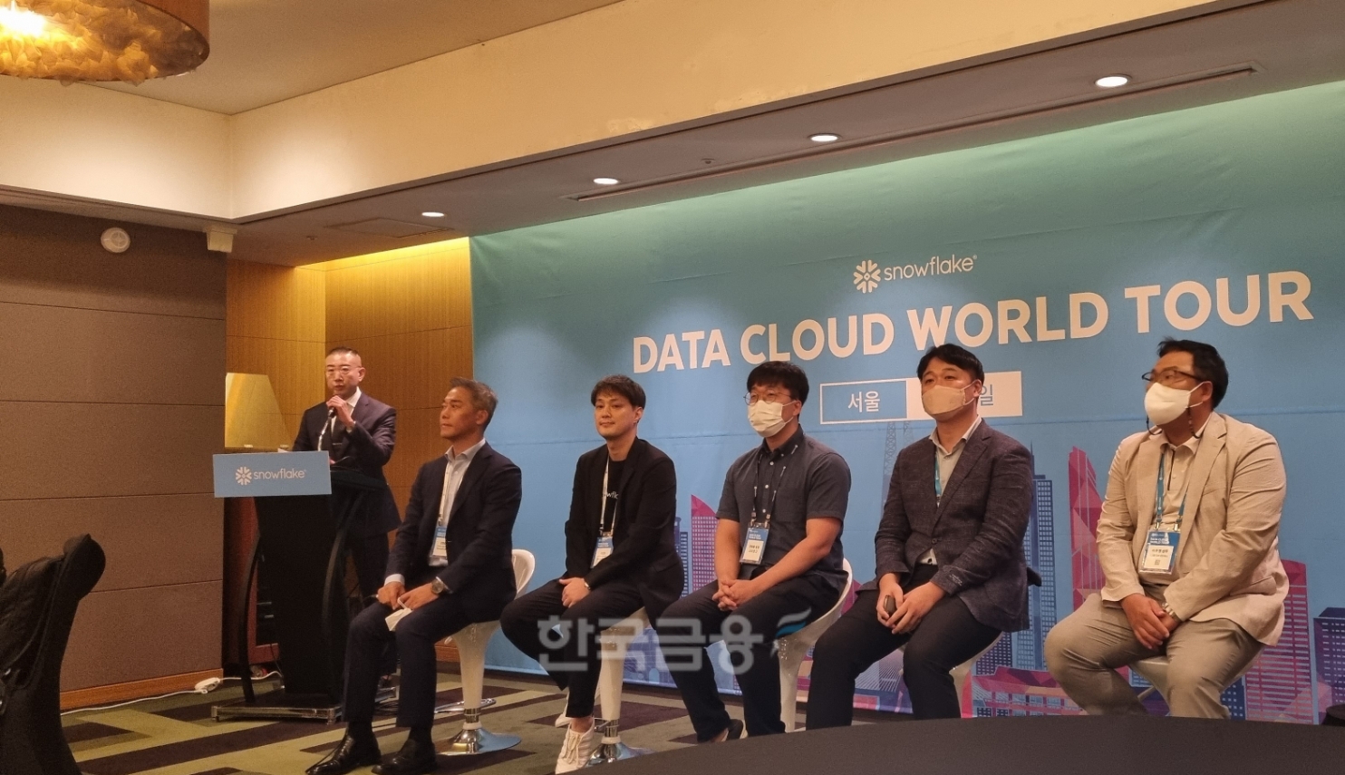 (왼쪽부터) 강형준 스노우플레이크 한국 지사장, 조성현 스노우플레이크 상무, 교보문고 장원홍 팀리더, CJ프레시웨이 김종호 CIO, CJ올리브네트웍스 이주영 상무. 사진=정은경 기자