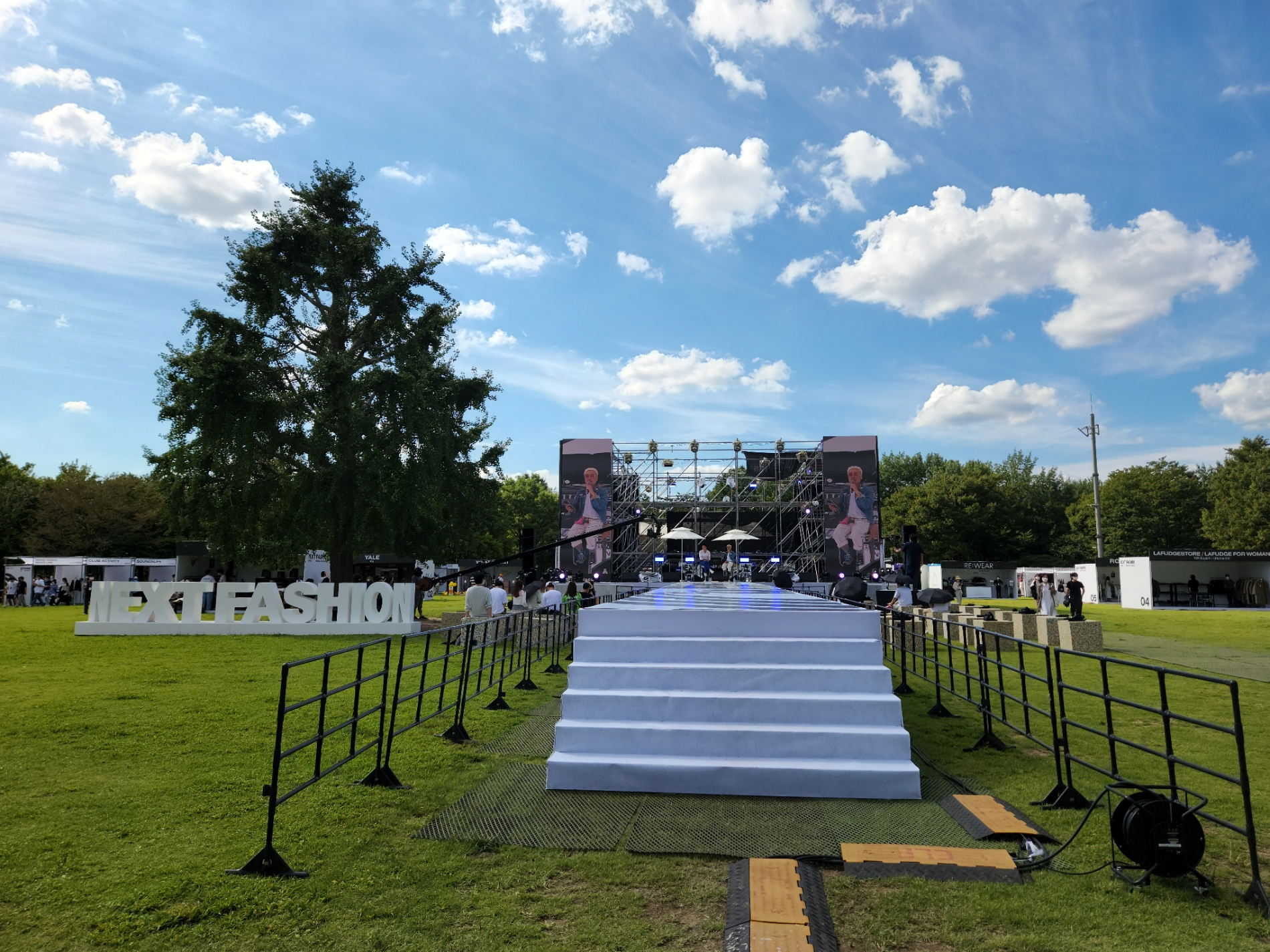 행사장 중앙에는 '넥스트 패션 로드'라 불리는 런웨이가 있었다./사진=나선혜기자