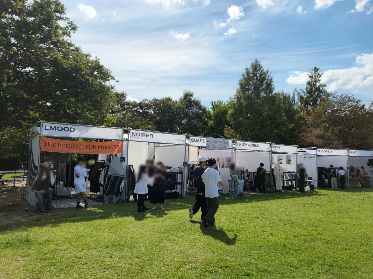 패션 로드를 중심으로 왼쪽에는 무신사에 입점한 신진 디자이너 브랜드가 있었다./사진=나선혜기자