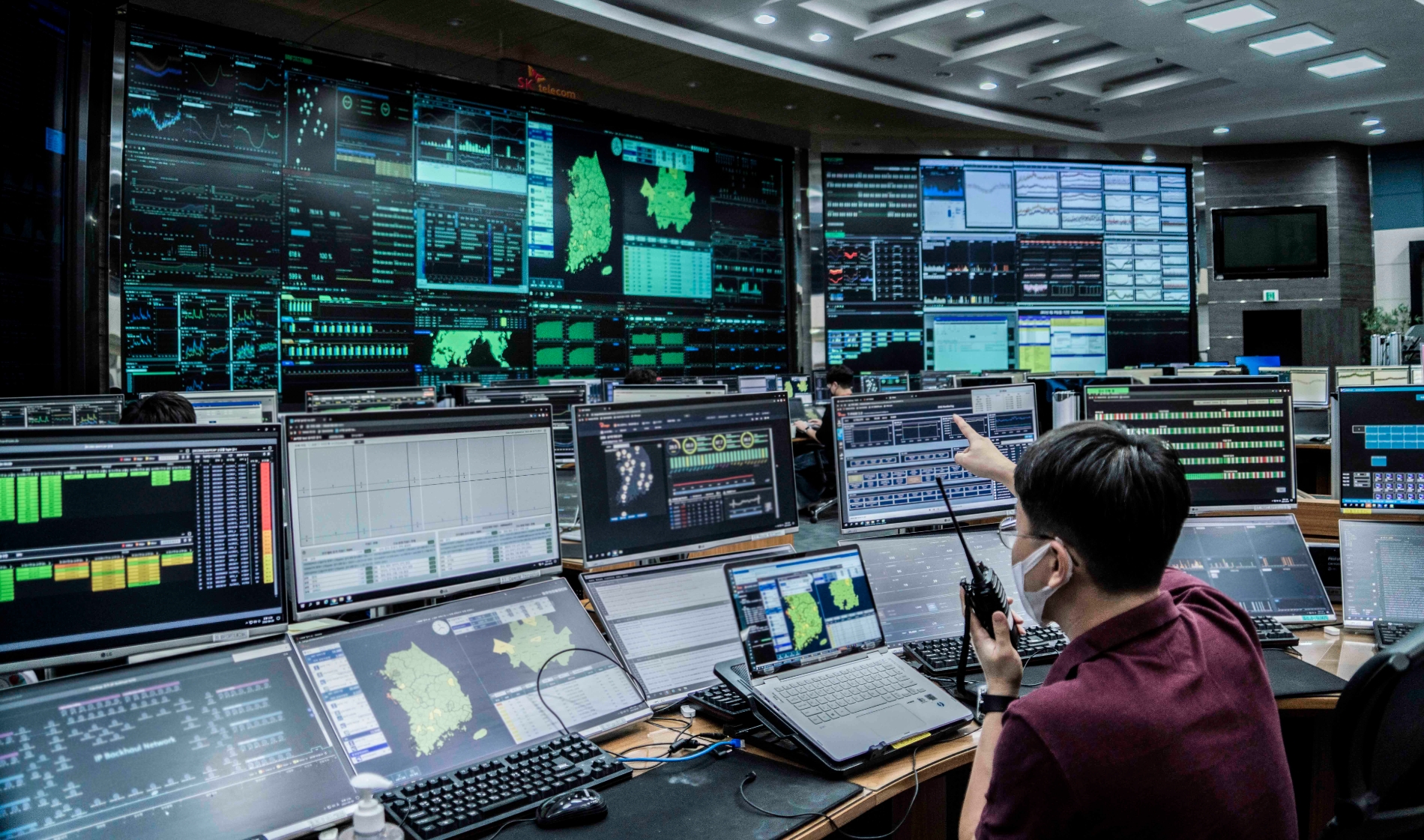 SKT와 SK오앤에스 구성원들이 SKT 분당사옥에 있는 네트워크 관리 센터에서 서비스를 운용하는 모습. 사진=SK텔레콤.