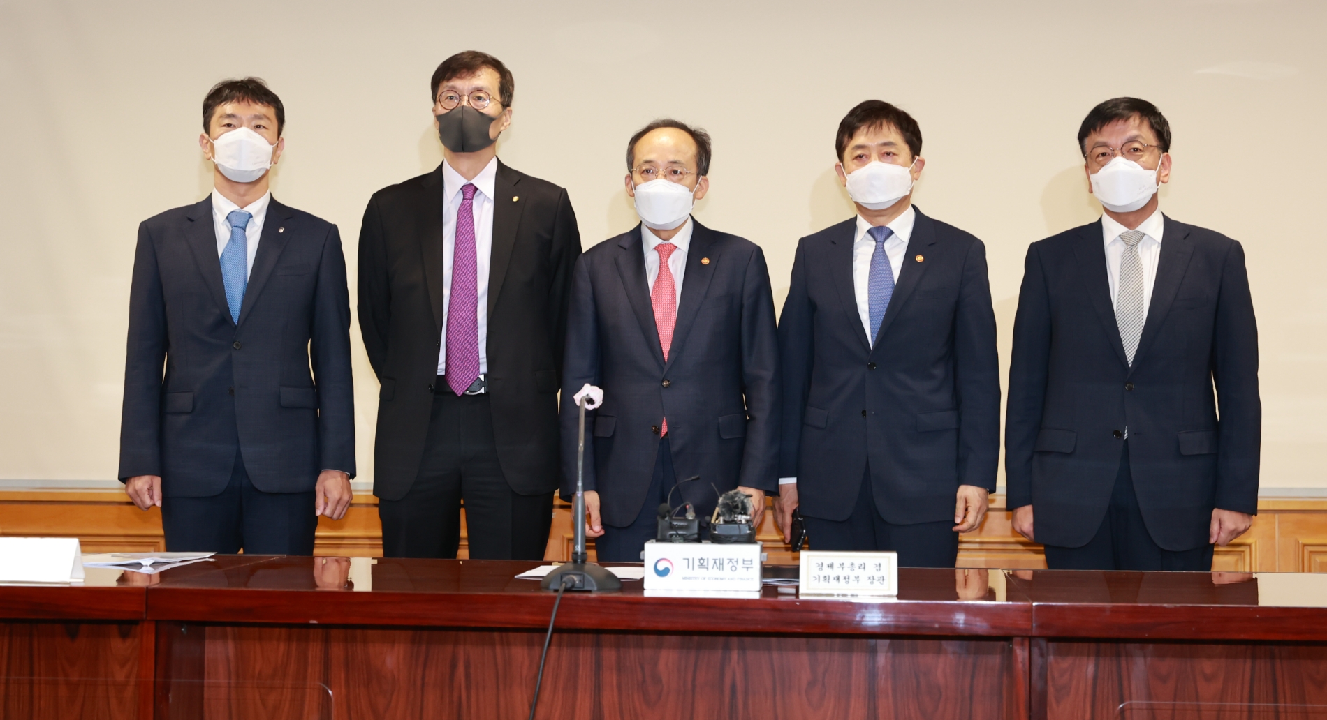 5일 오전 서울 중구 명동 은행회관에서 열린 비상거시경제금융회의 모습. (왼쪽부터) 이복현 금융감독원장, 이창용 한국은행 총재, 추경호 경제부총리 겸 기획재정부 장관, 김주현 금융위원회 위원장, 최상목 경제수석. / 사진제공= 한국은행(2022.09.05)