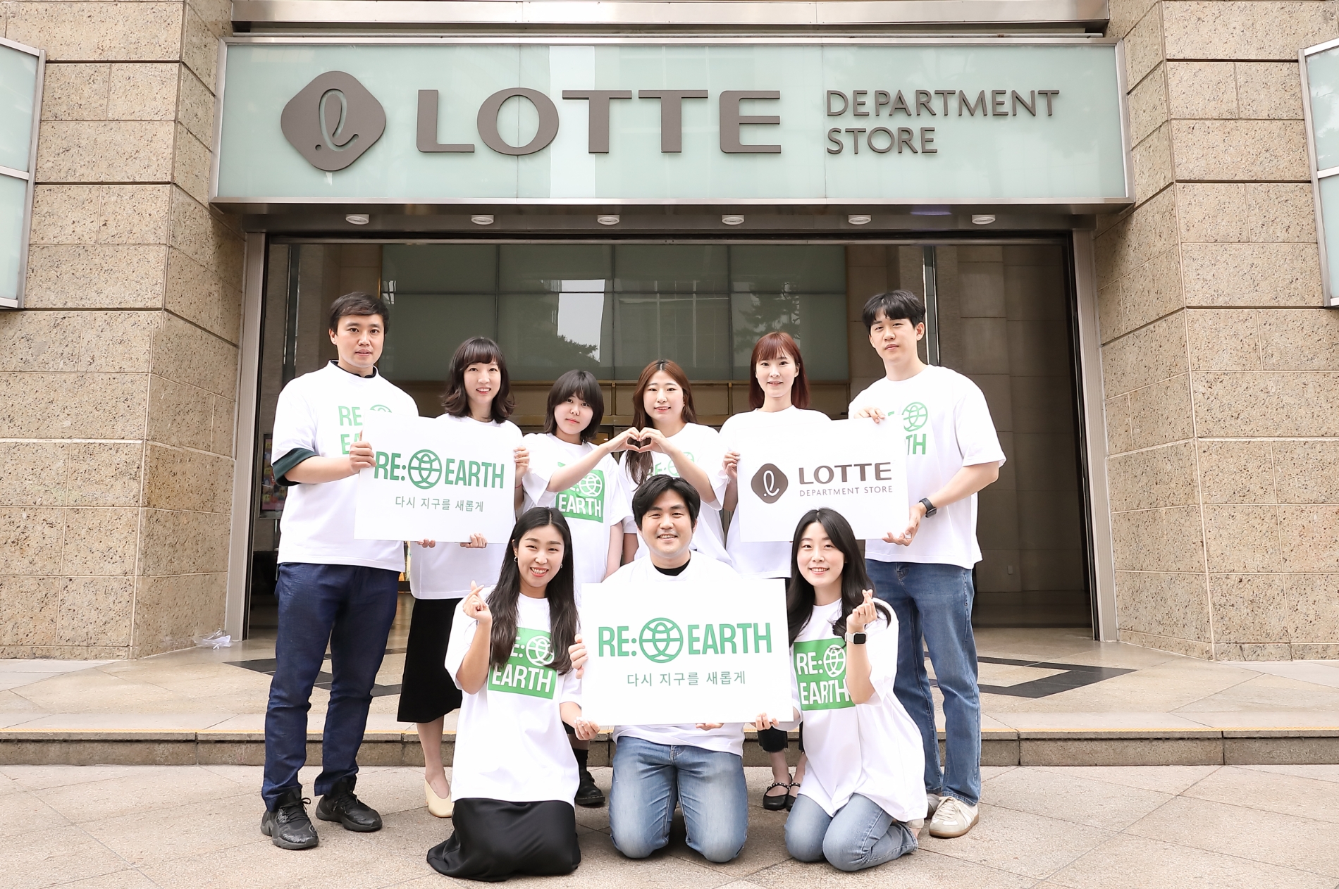 롯데백화점 직원들이 본점에서 REEARTH(리얼스) 브랜드를 홍보하는 모습./사진제공 = 롯데쇼핑