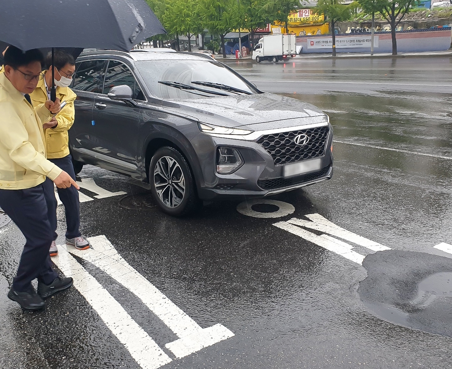 박강수 마포구청장이 5일 전일 발생한 땅꺼짐 현장의 임시조치 상황 확인하는 모습./사진제겅=마포구