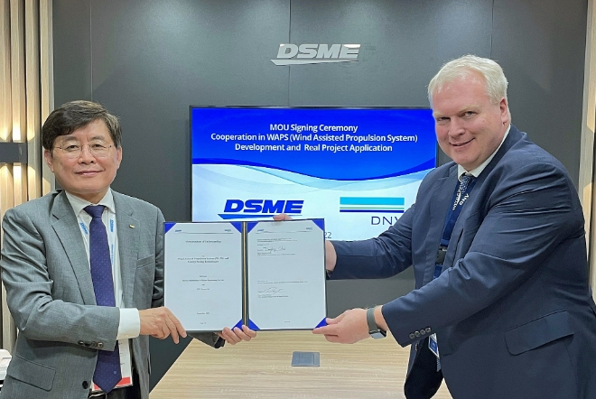 대우조선해양(대표이사 박두선)은 현재 이탈리아 밀라노에서 열리고 있는 세계적 박람회인 ‘가스텍(GASTECH)2022’에서 노르웨이 선급 DNV와  ‘로터 세일 시스템(풍력 보조 추진 장치) 및 연료 절감 장치 기술 개발을 위한 업무 협약(MOU)’을 체결했다. 사진=대우조선해양.