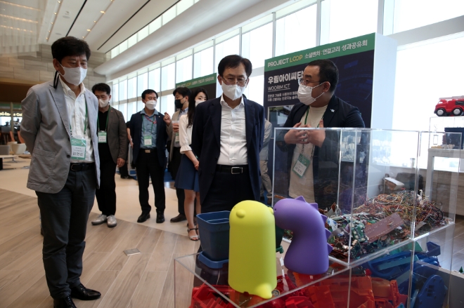 롯데케미칼 Project LOOP(프로젝트 루프) 소셜벤처 1기 5개 기업이 약 1년여 기간 동안 세상을 이롭게 하는 기술과 제품을 통해 자원 순환에 대한 인식 개선 및 국내 순환 경제 체계 구축을 위한 활동을 확대했다. 사진=롯데케미칼.