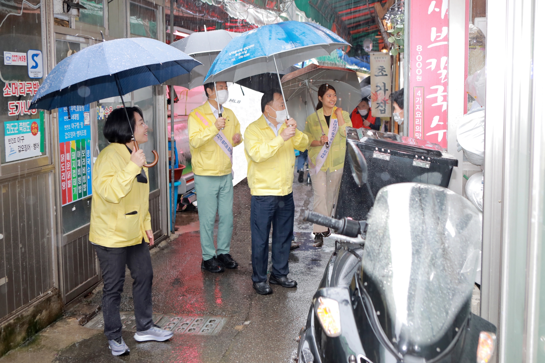 왼쪽부터 양은미, 허상욱, 소재권, 손주하 의원들이 상인과 소통을 나누는 모습./사진제공=서울 중구의회