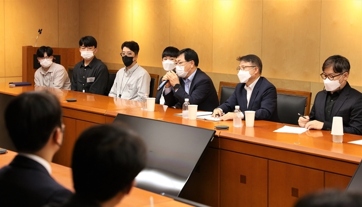 HDC현대산업개발은 9월 초 두 차례에 걸쳐 경영진과 신입사원이 소통하는 간담회를 진행했다. / 사진제공=HDC현대산업개발