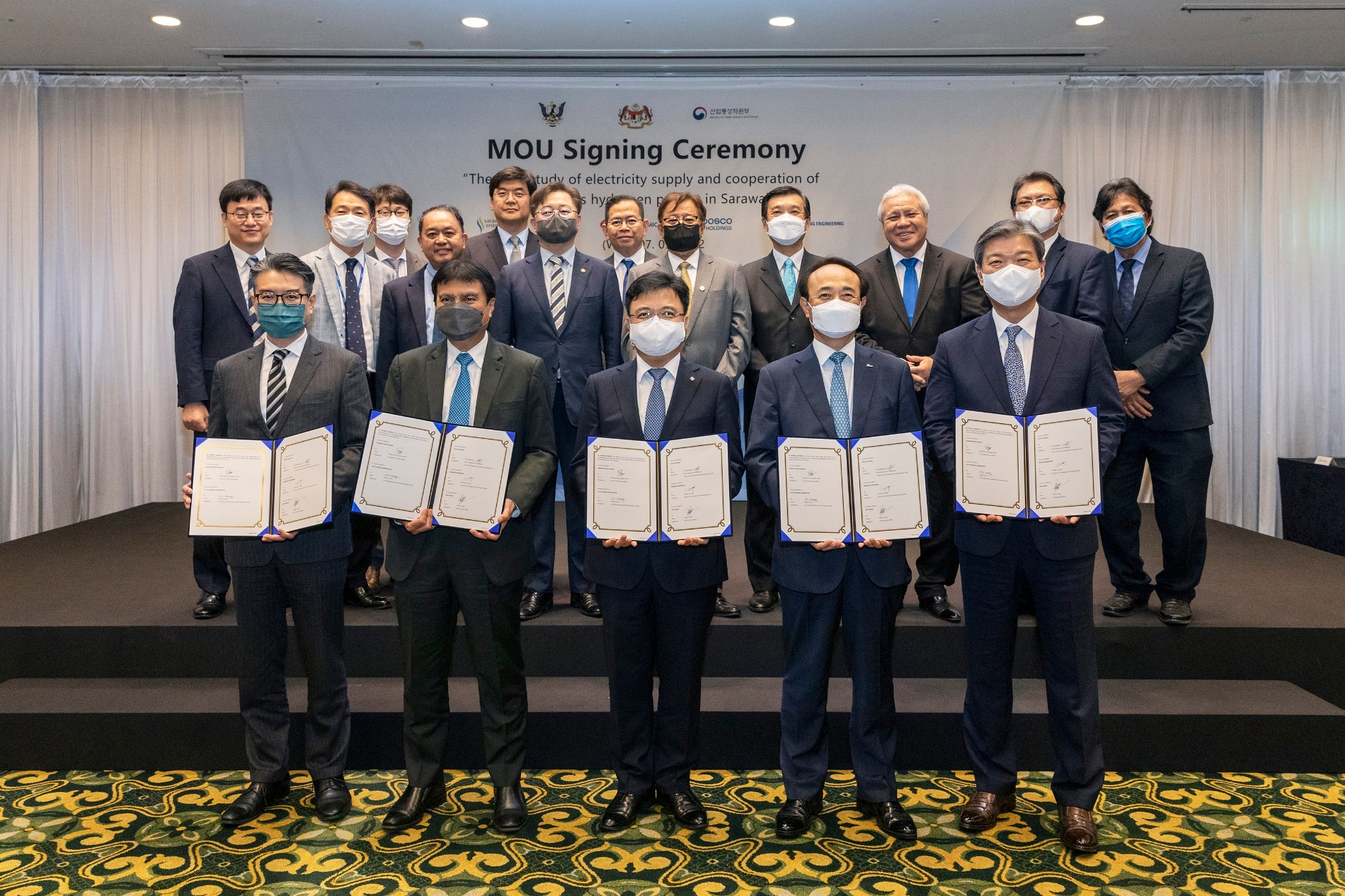 앞줄 좌측부터 SEDC에너지 로버트 하딘(Robert Hardin) 사장, 사라왁 전력청 사르비니 수하일리(Sharbini Suhaili) 청장, 롯데케미칼 황진구 기초소재사업 대표(수소에너지사업단장), 포스코홀딩스 유병옥 부사장(친환경미래소재팀장), 삼성엔지니어링 정주성 부사장(경영지원실장) / 사진제공=삼성엔지니어링