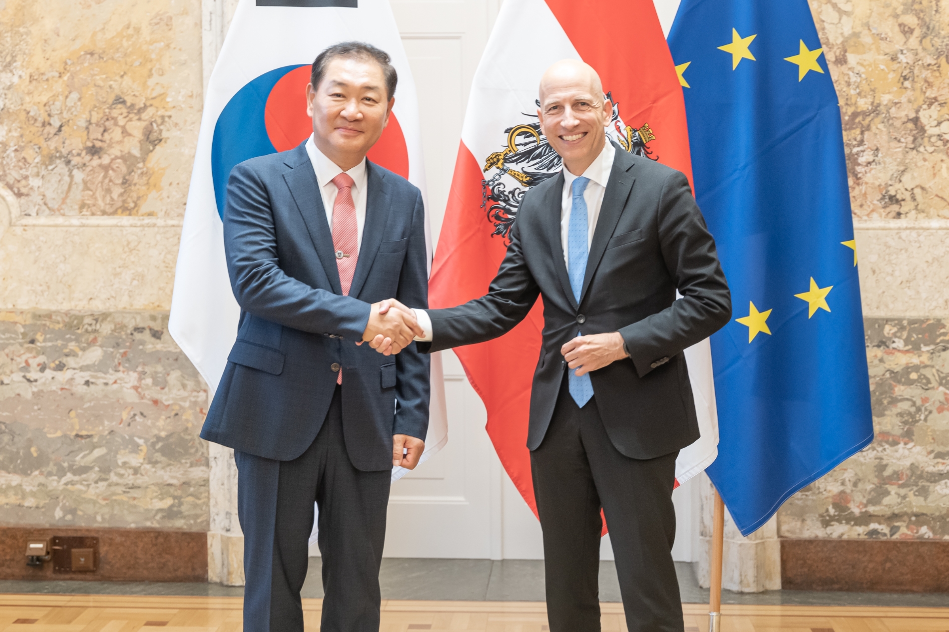 한종희 삼성전자 DX부문장 부회장(사진 왼쪽)이 8일(현지시간) 오스트리아 비엔나에서 마틴 코허 노동부 장관을 만나 경제협력과 지속가능한 미래에 대해 논의했다. 사진=오스트리아 정부