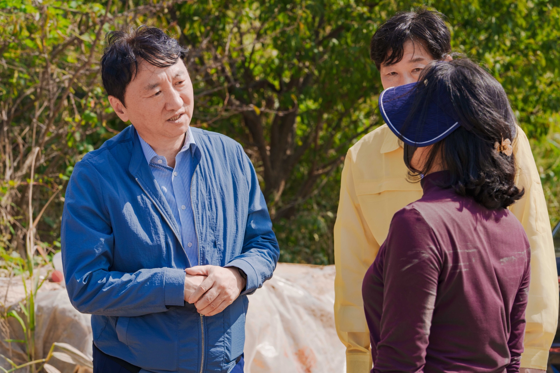 권준학 NH농협은행 은행장(왼쪽)은 13일 경상북도 경주시 소재 태풍 피해 농가를 찾아 애로사항을 청취하고 구호품을 전달했다. / 사진제공=농협은행