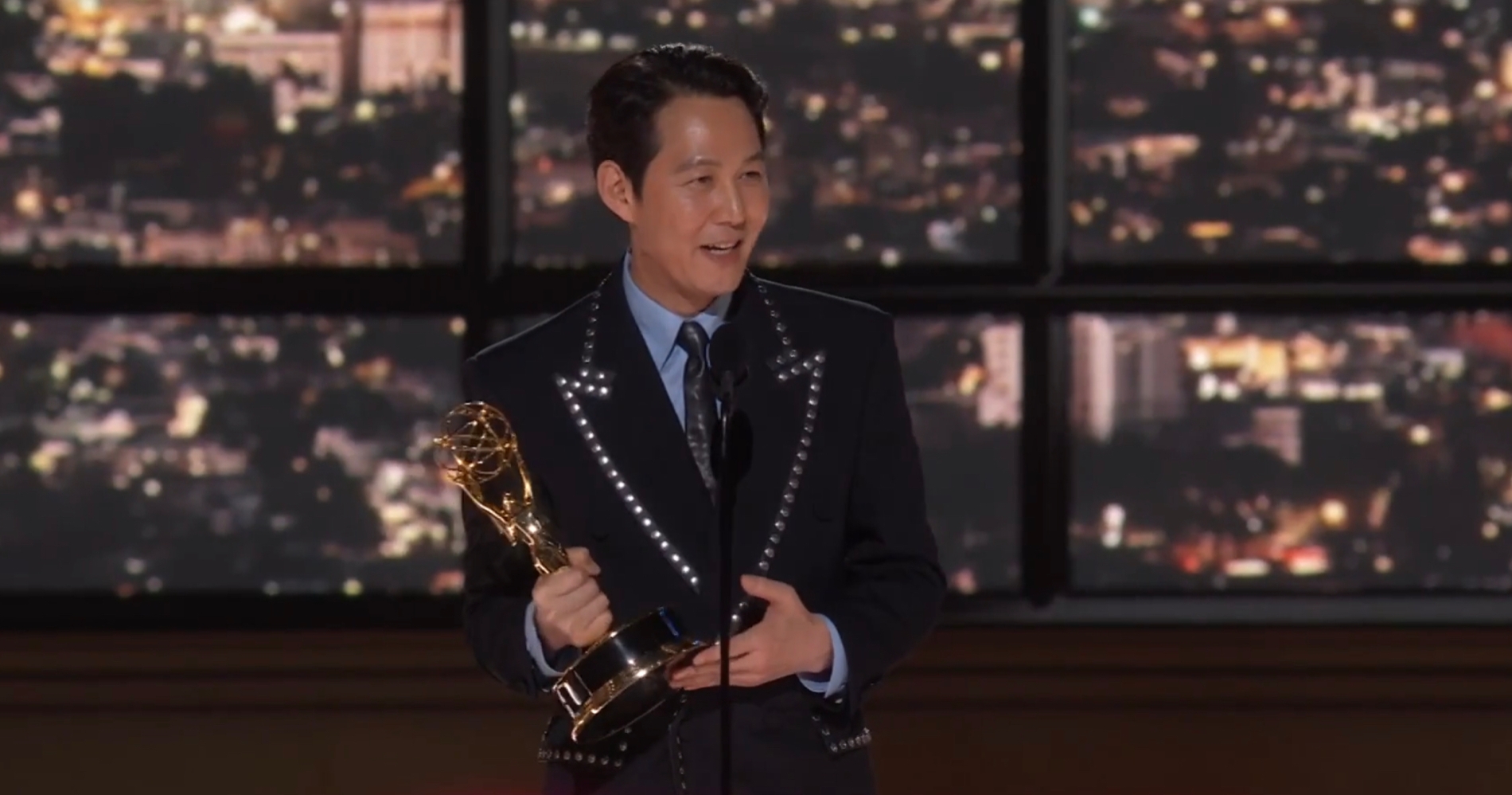 배우 이정재가 미국 에미상 남우주연상 수상 후 소감을 발표하고 있다./ 사진제공 = emmys.com 캡쳐