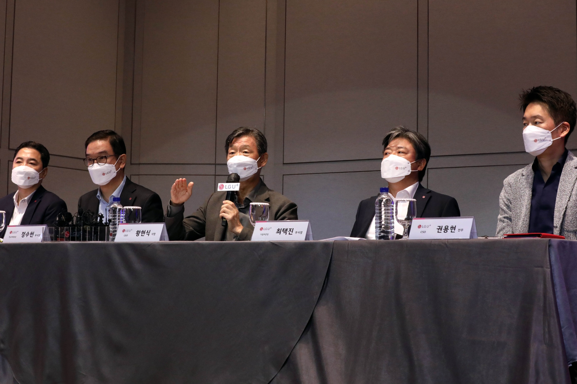 (왼쪽부터) 이상엽 CTO 전무, 정수헌 Consumer부문장 부사장, 황현식 CEO 사장, 최택진 기업부문장 부사장, 권용현 CSO 전무가 기자간담회에서 질문에 답하고 있다. 사진=LG유플러스