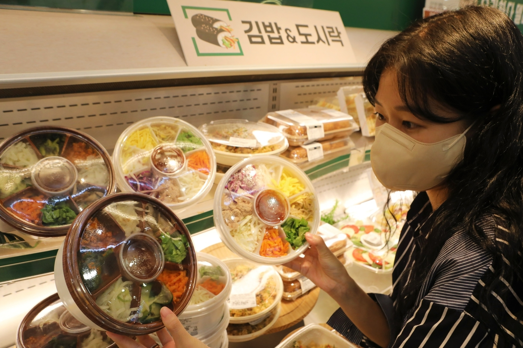 롯데마트 서울역점 델리코너에서 비빔밥 도시락을 쇼핑하는 고객 모습./ 사진제공 = 롯데쇼핑
