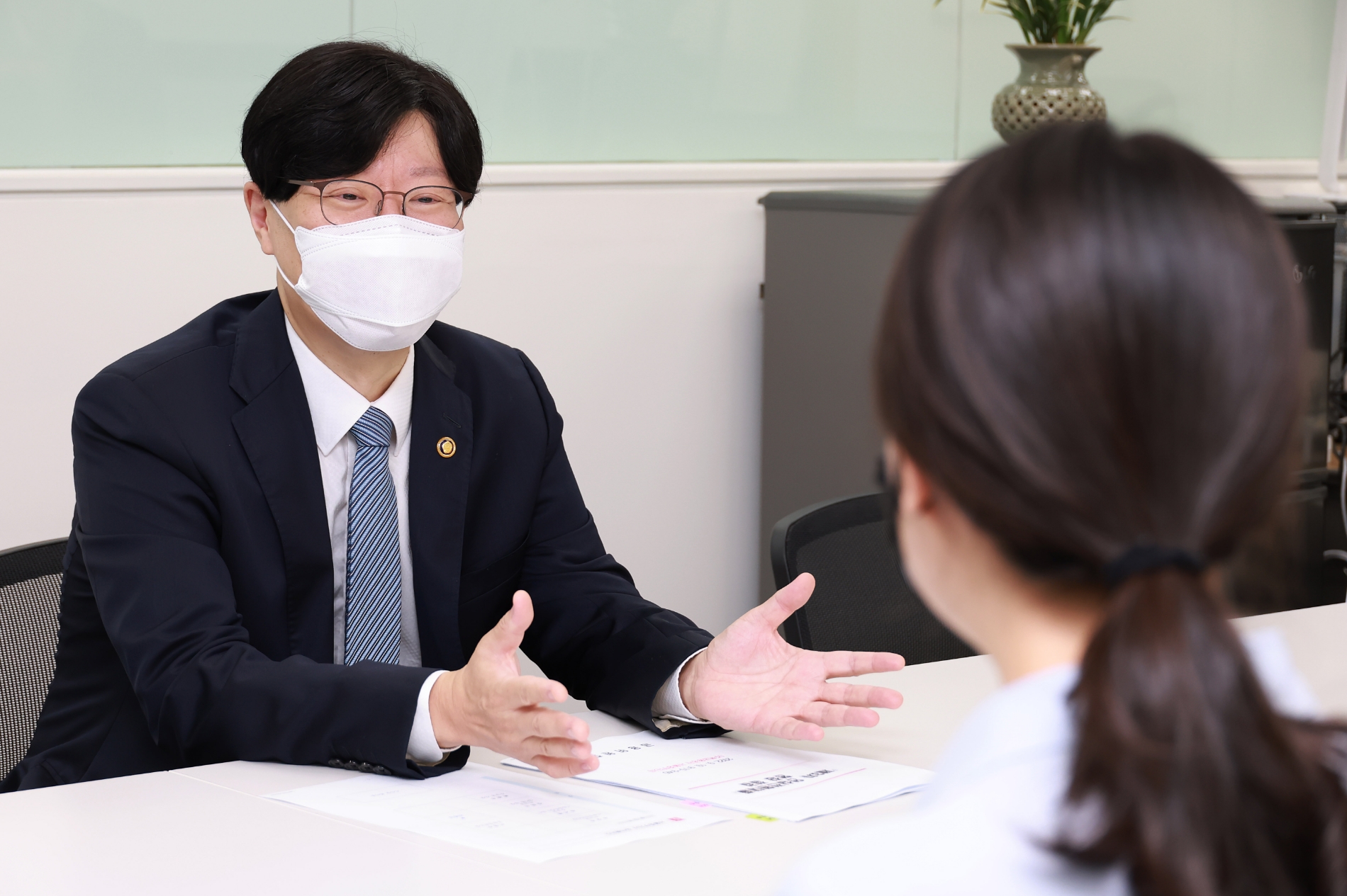 김소영 금융위원회 부위원장이 19일 오전 서울 세종대로 주택금융공사 서울중부지사에 방문해 안심전환대출 신청·접수 현황과 향후 계획을 점검 후 현장 직원들의 애로사항을 청취 및 격려했다./사진=금융위원회(2022.09.19)