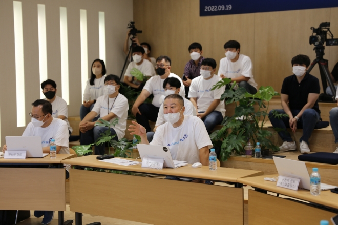 구자은 LS그룹 회장이 19일 안양 LS타워에서 개최된 ‘LS Future Day’에서 직원들을 격려하고 있다. 사진=LS그룹.