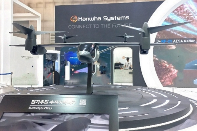 한화그룹은 21일부터 열리는 ‘대한민국방위사업전 2022(DX KOREA 2022)에서 미국 오버에어와 공동 개발인 UAM 기체 '국방 틸트로터(TR) 수직이착륙기'를 선보였다.