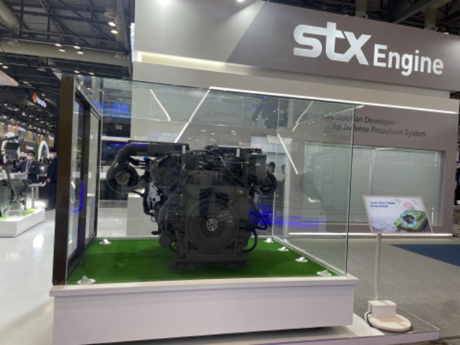 STX엔진이 오늘(21일)부터 일산 킨텍스에서 열리고 있는 ‘대한민국방위사업전 2022(DX KOREA 2022)’에서 K9 자주포 1000마력 개발 엔진, K1A2 전차 성능 개량용 개발 엔진(1360마력)을 선보였다. 사진=STX엔진.