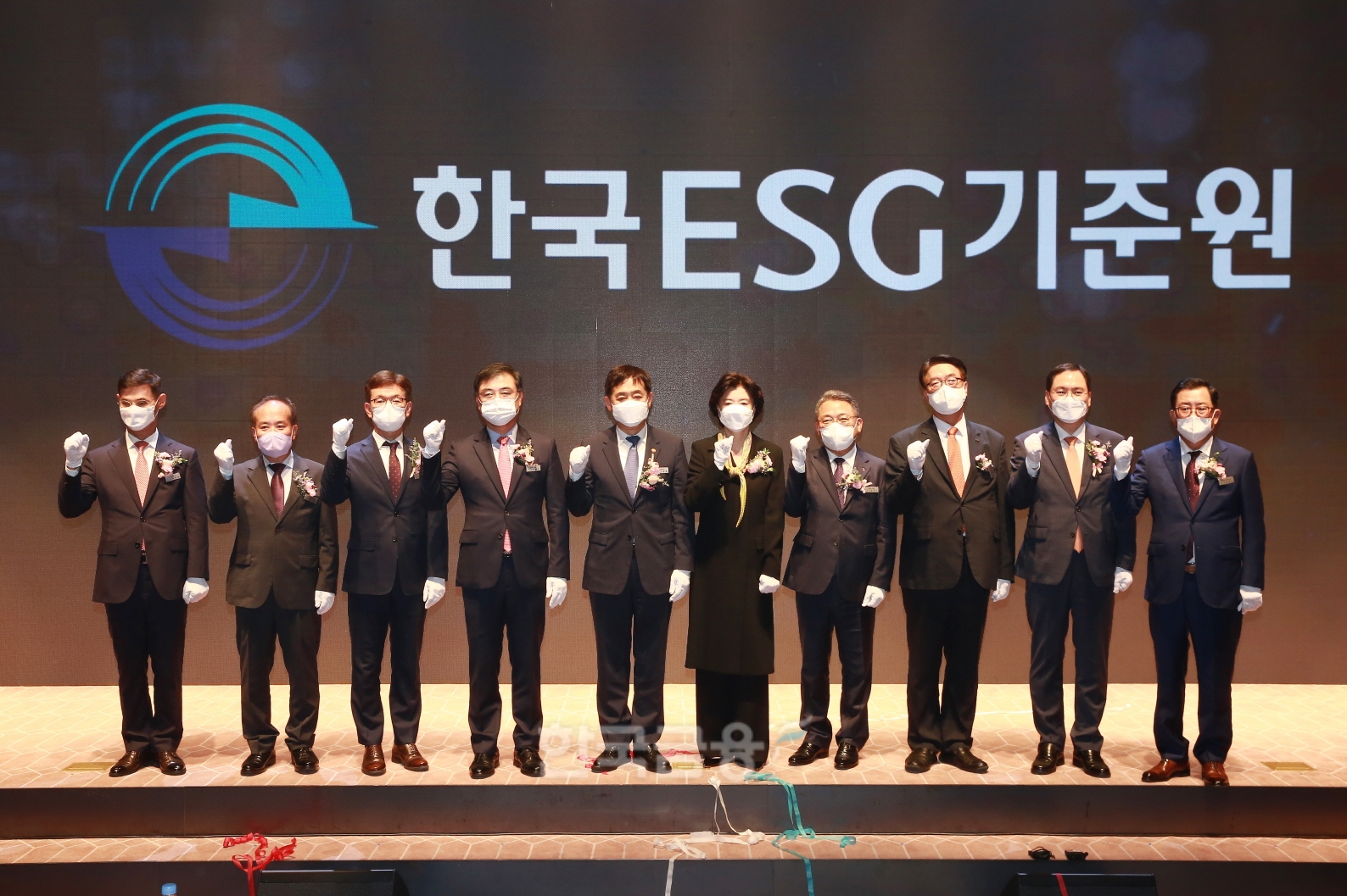 장경호 코스닥협회 회장과 이기헌 한국상장회사협의회 상근부회장, 홍우선 코스콤 대표, 손병두 한국거래소 이사장, 김주현 금융위원장, 심인숙 한국ESG(친환경·사회적 책무·지배구조 개선) 기준원 원장, 성인모 금융투자협회(회장 나재철) 전무, 이명호 한국예탁결제원 원장, 윤창호 한국증권금융 대표, 김영식 한국공인회계사회 회장 등이 22일 오후 2시 한국거래소(이사장 손병두) 컨퍼런스홀에서 ‘개원 20주년 기념 좌담회’에서 기념촬영하고 있다./사진=한국ESG기준원(KCGS·Korea Institute of Corporate Governance and Sustainability)