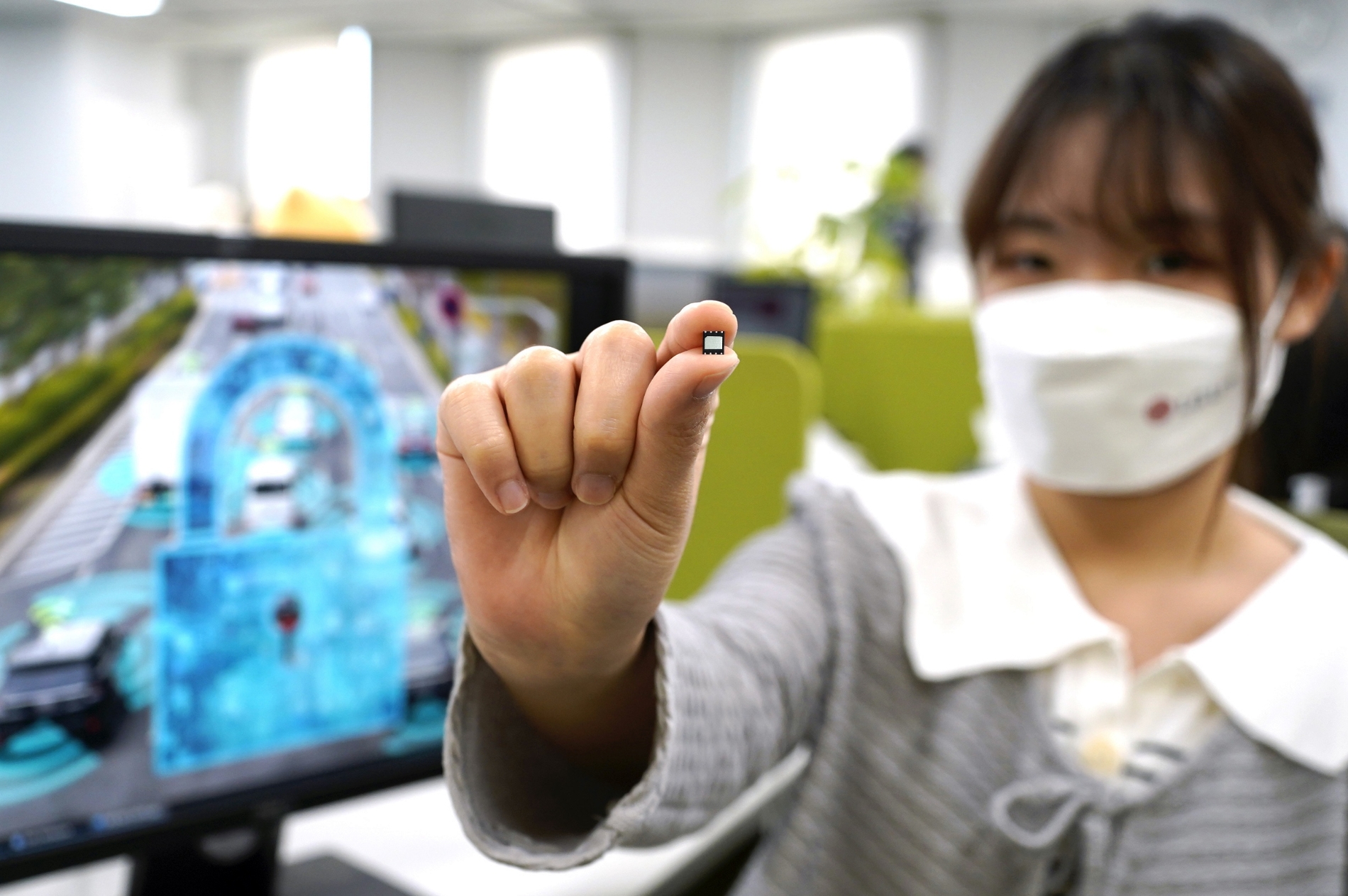 LG유플러스 직원이 PQC PUF-eSIM을 LG유플러스 직원이 손에 쥐고 있다. 사진=LG유플러스