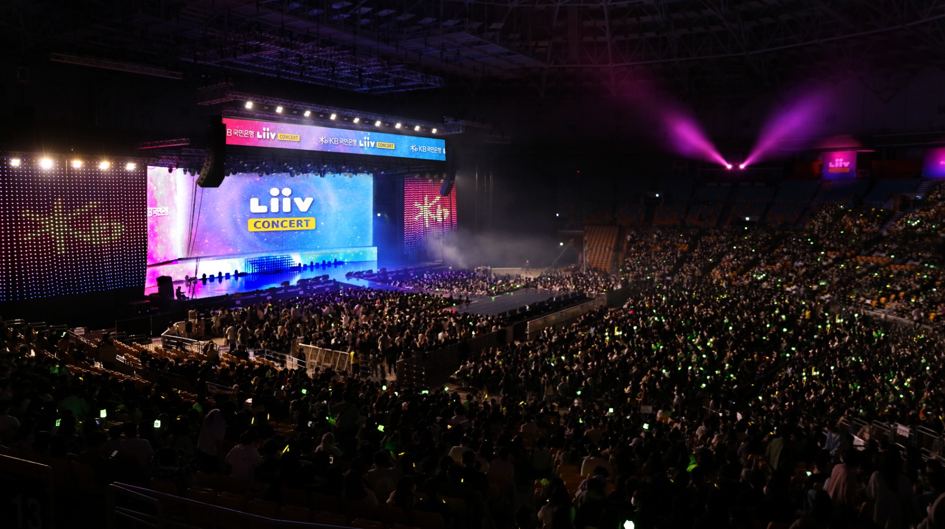 국민은행은 지난 23일 서울 올림픽공원 체조경기장(KSPO DOME)에서 1만여 명의 고객을 초청해 2022 리브 콘서트를 개최했다. / 사진제공=국민은행