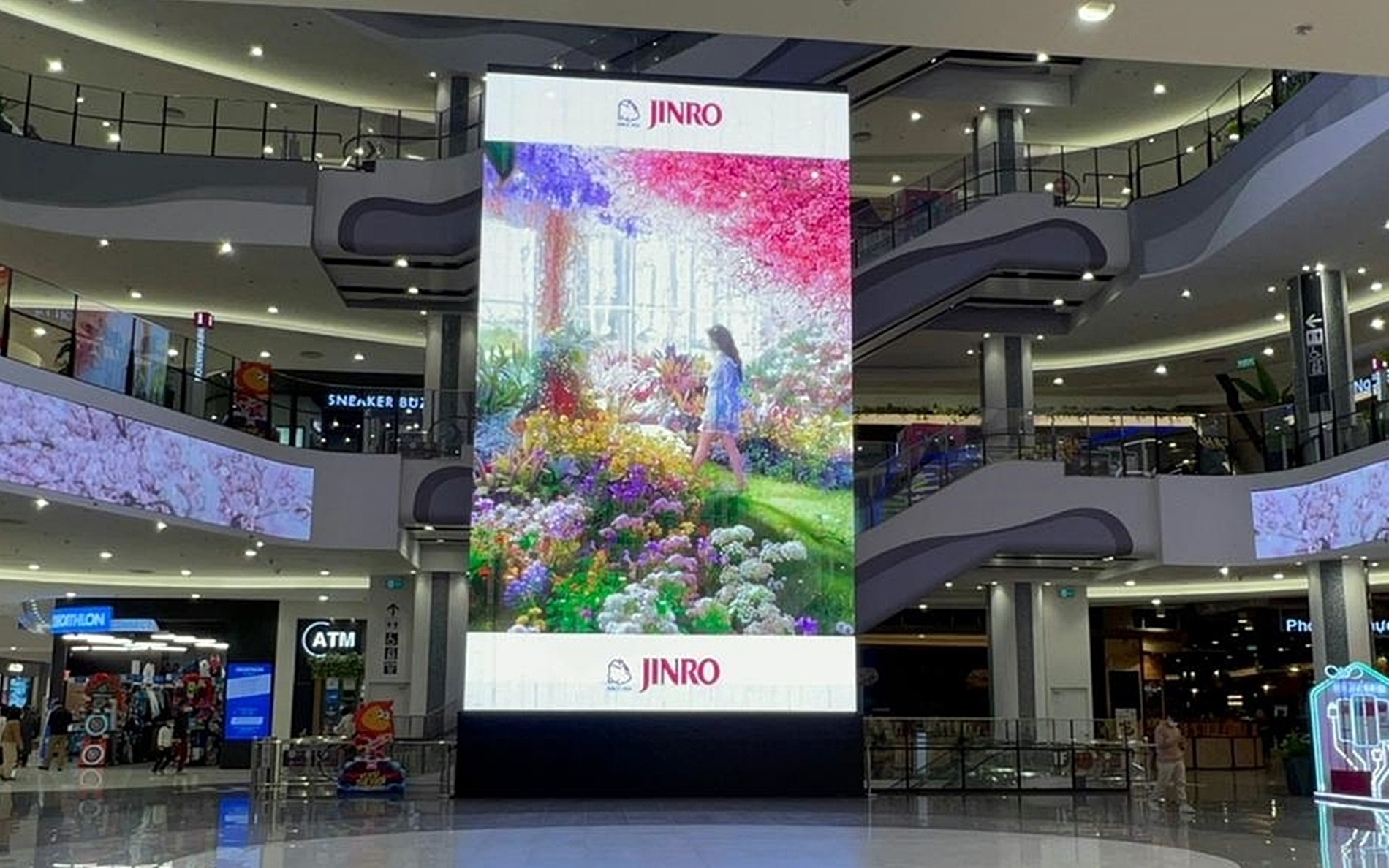 베트남 하노이의 대형 쇼핑몰 이온몰(AEON Mall) 내부에 진로(JINRO) 광고가 설치되어 있다./ 사진제공 = 하이트진로