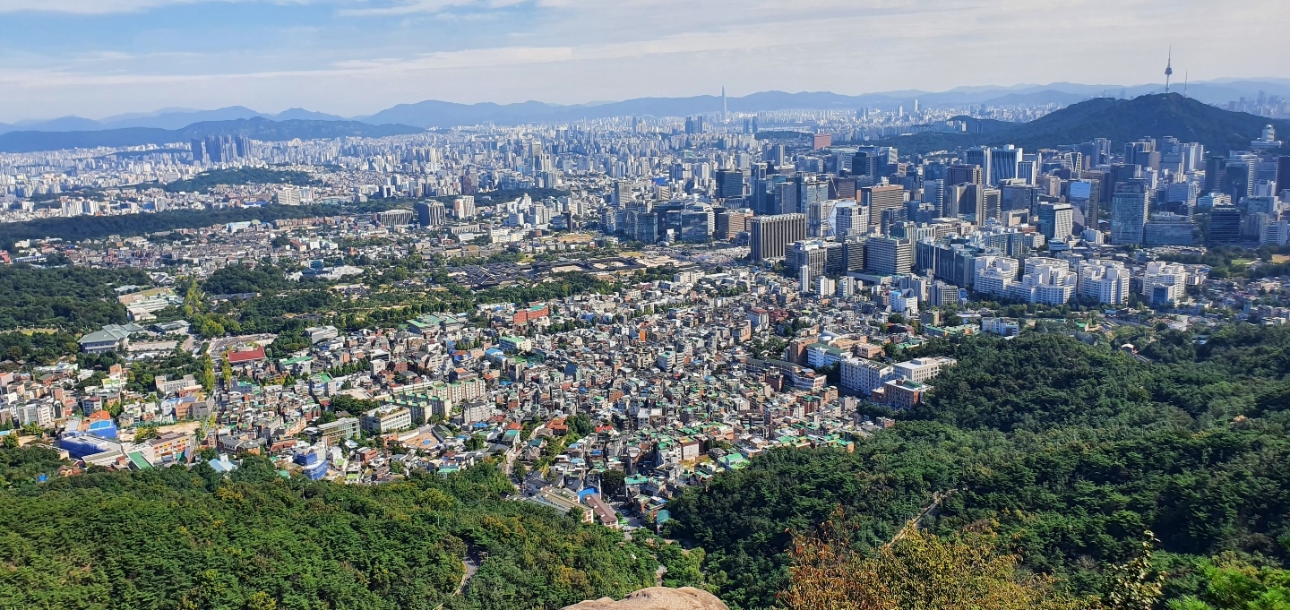 인왕산에서 바라본 서울시내./사진=주현태 기자