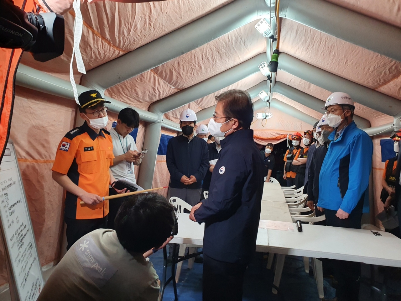 26일 저녁 화재 현장 찾아 소방 관계자로부터 설명 듣는 이정식 고용노동부 장관./사진제공 =고용노동부