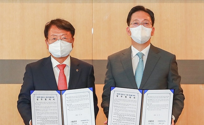 손병복 울진군수(왼쪽)와 안성훈 효성중공업 부사장. 제공=효성.